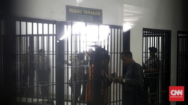 Ada delapan orang yang dipidana dengan kasus terorisme dan mereka menolak untuk digeledah. Petugas akhirnya terpaksa tidak jadi menggeledah.