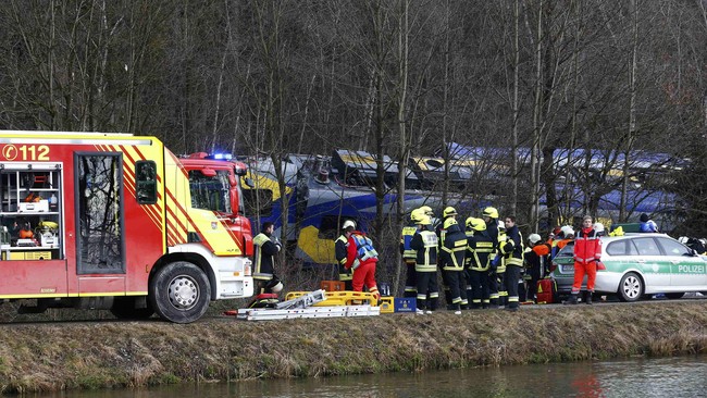 Dua kereta bertabrakan di Bavaria, Jerman, menewaskan empat orang dan melukai 150 lainnya pada Selasa (9/2).