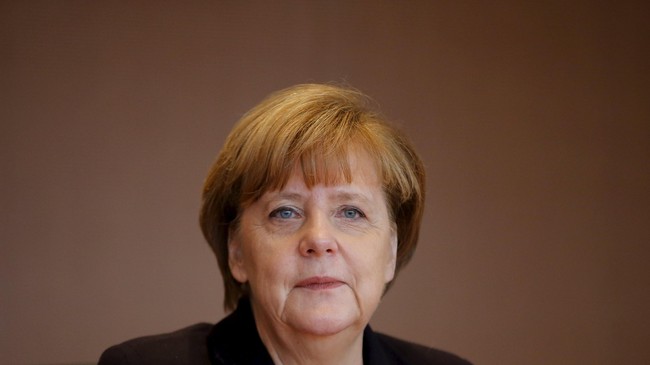 Kepolisian Jerman menemukan kepala babi berserta tulisan berisi cacian di depan kantor Kanselir Jerman Angela Merkel.