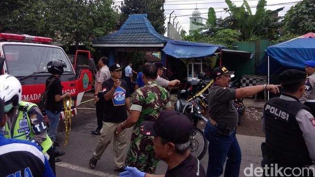 Lokasi jatuhnya pesawat, berada di sekitar perumahan penduduk, ruko, dan sekolah dasar.