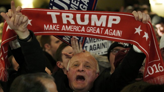 Sekitar 49 persen warga AS menyambut baik kebijakan imigrasi Presiden Donald Trump yang melarang warga asal dari tujuh negara Muslim masuk ke AS.