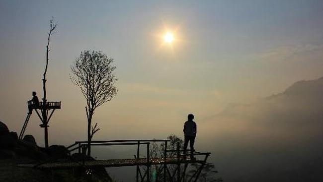 Menikmati matahari terbit di Puntuk Sukmojoyo, Magelang. Apa saja keindahan yang bisa kalian saksikan di sana?