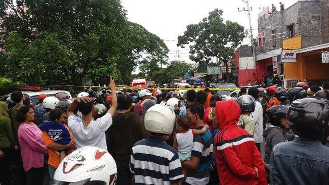 Tetangga menduga Ibu Mujianto sedang memasak ketika pesawat Super Tucano milik TNI mendadak jatuh menghajar rumahnya. Dapur rumah Mujianto berantakan.