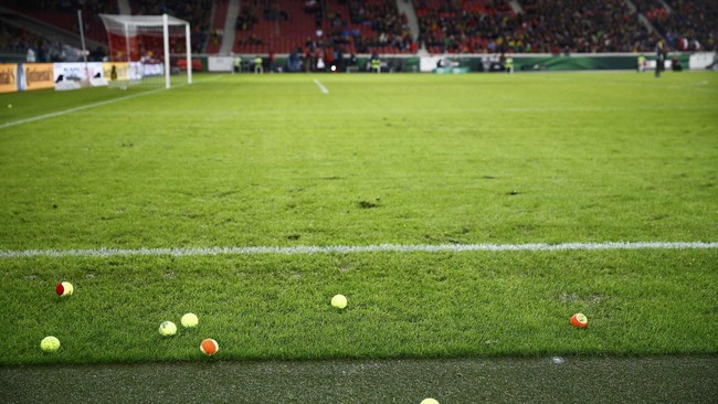 Fan Die Borussen melempar bola tenis ke lapangan sebagai bentuk protes mahalnya harga tiket di Piala Jerman 2016.