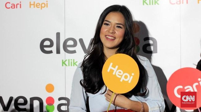 Rasa senang penyanyi Raisa Andriana bisa menghubungi Kepala Pusat Data Informasi dan Humas BNPB Sutopo Purwo Nugroho.