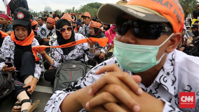 Guru honorer yang mengabdi selama puluhan tahun enggan dites bersama anak murid mereka yang kini jadi guru. Kesempatan lolos seleksi PPPK kian sempit.