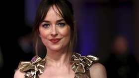 Chris Martin Susul Dakota Johnson Syuting Film di Kanada