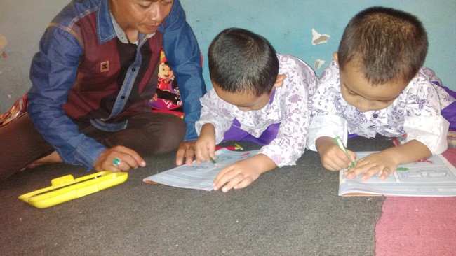 Dia seorang juru parkir berpenghasilan pas-pasan. Tapi dia mampu mendirikan sekolah gratis untuk anak-anak tak mampu di sekitar tempat tinggalnya.
