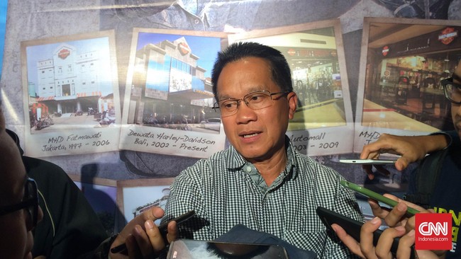 Selain harus menanggung berbagai jenis pajak dan bea masuk sampai 300 persen dari harga dasar, depresiasi rupiah turut menambah beban bisnis Mabua.