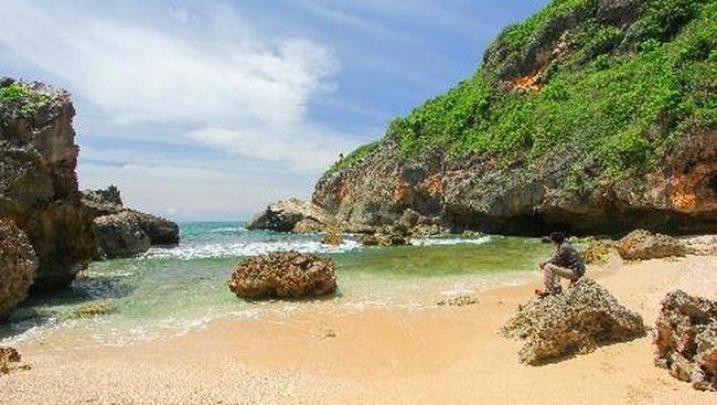 Sekretaris Dinas Pariwisata Gunung Kidul Hary Sukmono mencatat sebanyak 21.062 wisatawan mengunjungi destinasi wisata pantai kemarin.