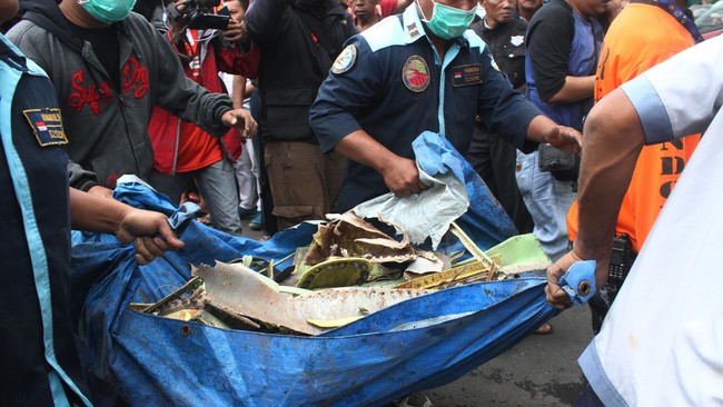 Kopilot ternyata masih di kokpit. Jasadnya belum berhasil dievakuasi karena pesawat tertimbun puing rumah. Sementara pilot ditemukan 8 km dari lokasi kejadian.