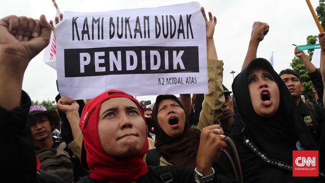 Ribuan guru honorer berunjuk rasa di depan Istana Merdeka, Jakarta, Rabu, 10 Februari 2016. Guru honorer ini berasal dari sejumlah daerah di Indonesia dengan tuntutan untuk diangkat menjadi pegawai negeri sipil (PNS). CNN Indonesia/Safir Makki