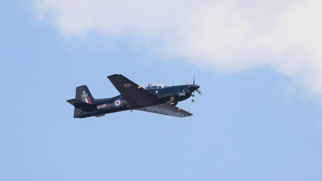 Ada dua orang dalam pesawat TNI AU yang jatuh menimpa rumah warga di Malang: pilot dan teknisi mesin. Satu di antaranya berhasil keluar dengan kursi pelontar.