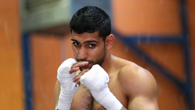Usia 30 tahun tak menghalangi Amir Khan mempertimbangkan potensi berlatih dan turun di ajang MMA, dan juga menantang Conor McGregor.