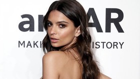 Tanpa Busana, Kim Kardashian Ajak Kawan Acungkan Jari Tengah