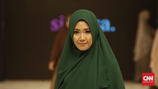 Dalam memilih model hijab atau kerudung, selalu perhatikan bentuk wajah agar penampilan terlihat modis dan menarik. Berikut tips pilih hijab untuk wajah bulat.