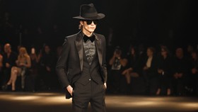 Jejak Karya Perdana Yves Saint Laurent Dipamerkan