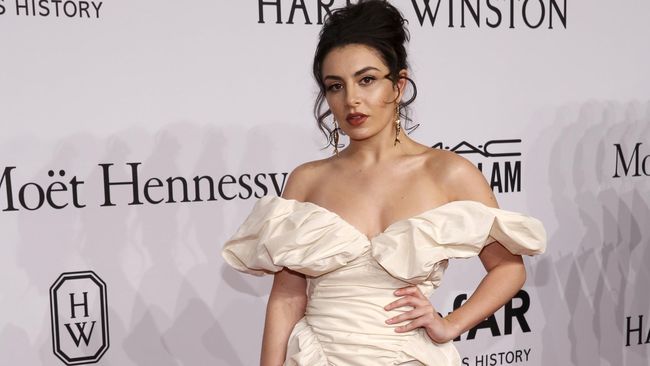 Usai menghibur Presiden Joko Widodo di festival musik We The Fest 2017, Charli XCX bertemu BTS di Korea Selatan.