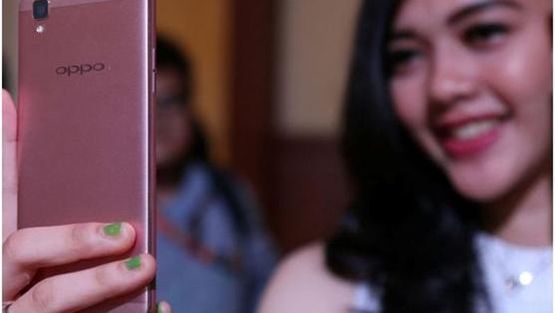 Ada ujaran yang mengatakan, kesan pertama begitu menggoda. Barangkali itulah yang diinginkan oleh OPPO