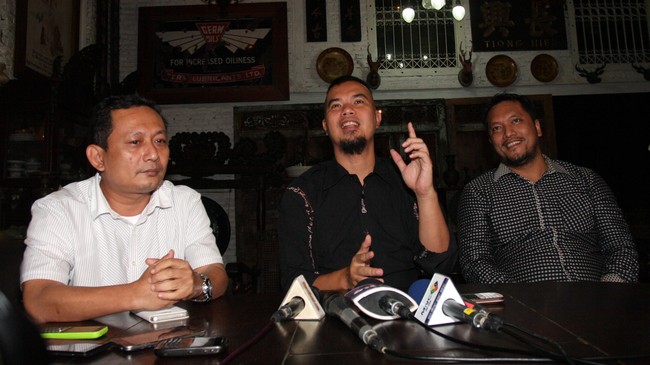 Musisi Dhani Ahmad Prasetyo telah mendeklarasikan diri maju di Pilkada Jakarta 2017 dari Partai Kebangkitan Bangsa. Dia mengklaim lebih populer dari Ahok.