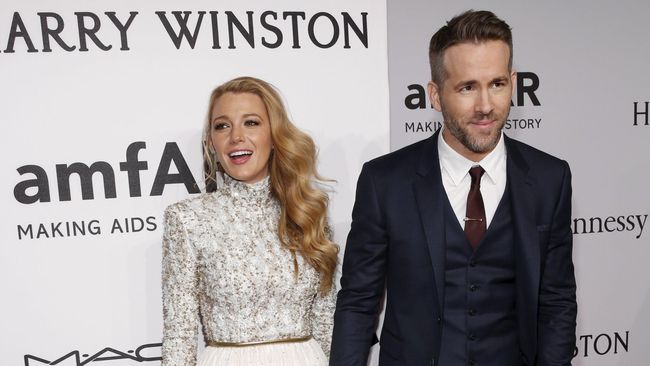 Ryan Reynolds membawa istri dan dua anaknya saat menghadiri peresmian bintang Hollywood Walk of Fame-nya.