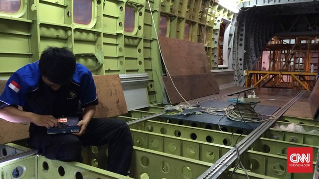 Alasannya, dua proyek tersebut cukup strategis dan dianggap bisa meningkatkan kemandirian Indonesia dalam penyediaan pesawat jarak menengah.