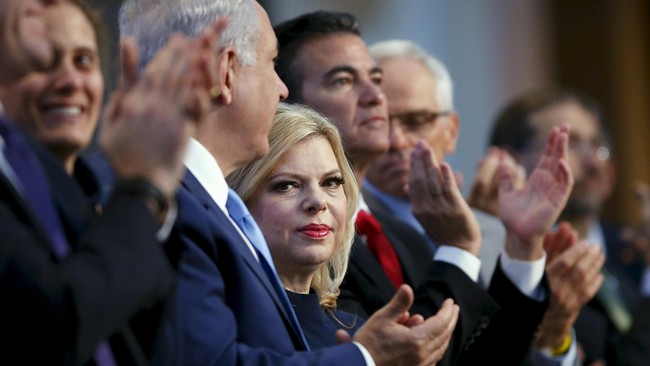 Sara Netanyahu kerap bersikap kasar, marah tidak jelas, dan memberi perintah aneh terhadap pembantunya. Pengadilan menyatakan Sara bersalah dalam kasus ini.