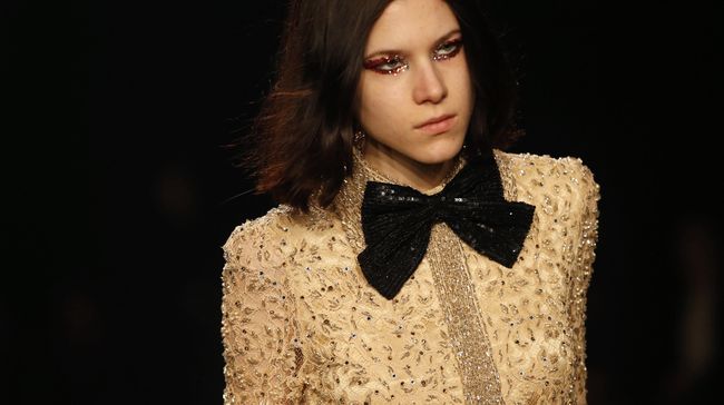 Jika dulu Rick Owens mengeluarkan koleksi yang memperlihatkan alat kelamin pria, kini Vaccarello mengeluarkan busana yang memperlihatkan payudara perempuan.