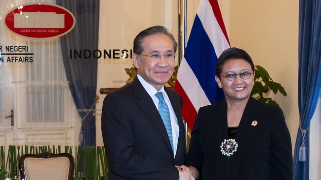 Indonesia menawarkan pesawat produksi PT Dirgantara Indonesia kepada pemerintah Thailand, dalam pertemuan menteri luar negeri kedua negara hari ini.