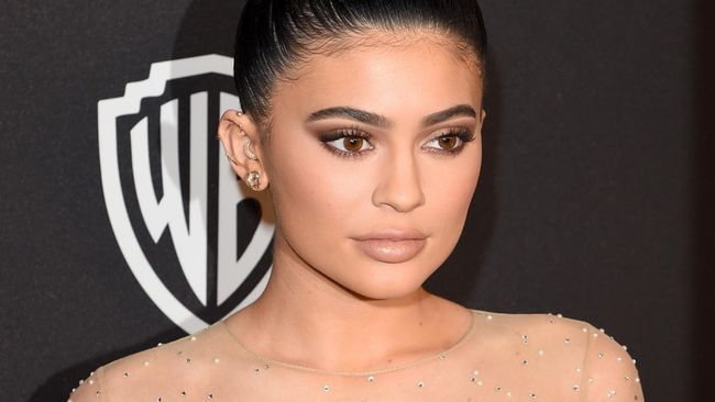 Entah gerah lantaran namanya "pasaran" atau ingin eksklusif, makanya Kylie Jenner ingin mematenkan nama "Kylie"-nya sebagai merek dagang.