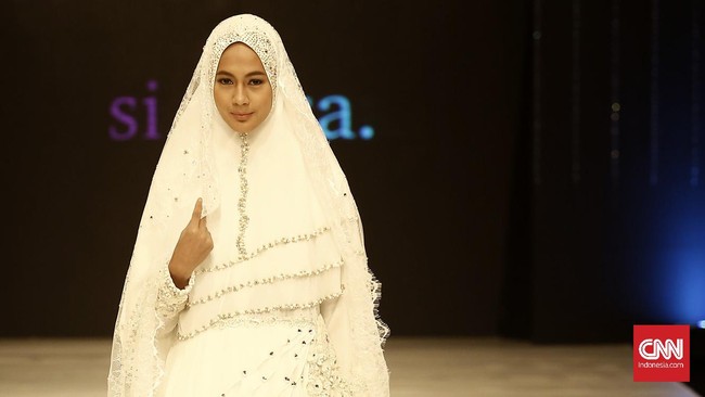Entah bagaimana kejadiannya sampai-sampai ia tahu kalau ada sesuatu yang terjadi denganku. Baru aku tahu bahwa suaranya begitu menyejukkan jiwa.