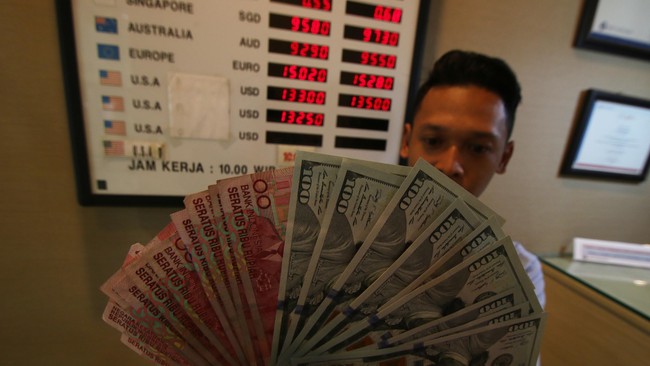 Rupiah terus menguat ke posisi Rp13.894 per dolar AS pada tengah perdagangan hari ini. Penguatan rupiah tertinggi dibanding mata uang di kawasan Asia.