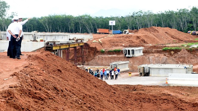 Menkeu Bambang Brodjonegoro mengatakan sebelum BLU efektif beroperasi, biaya pengadaan lahan jalan tol akan ditalangi oleh Badan Usaha Jalan Tol (BUJT).