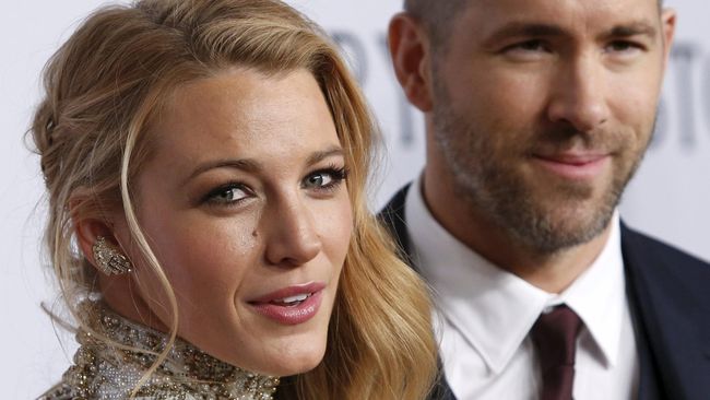 Blake Lively Curi Perhatian dengan Hamil Anak Ketiga Blake Lively datang dengan perut membuncit saat mendampingi sang suami Ryan Reynolds dalam peluncuran perdana film terbaru 'Pokemon: Detective Pikachu.'