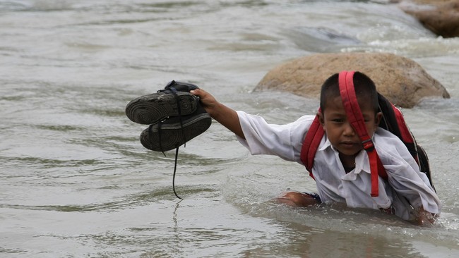 Ternyata masih banyak anak Indonesia yang tidak dapat menikmati bangku sekolah. Apa yang terjadi? Benarkah faktor ekonomi semata?