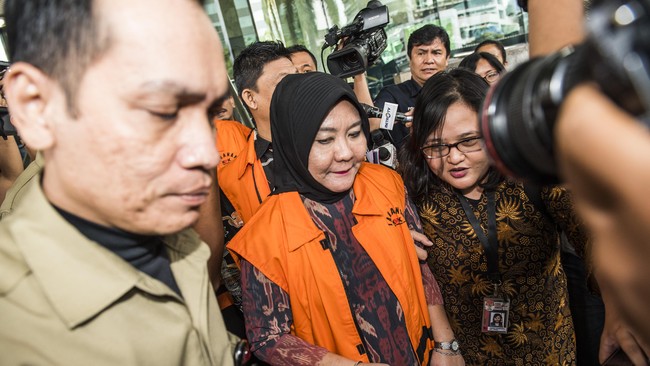 Bupati non aktif Musi Banyuasin Pahri Azhari dan istrinya, Lucianty diduga menyuap Ketua DPRD Riamon Iskandar dan tiga wakilnya.