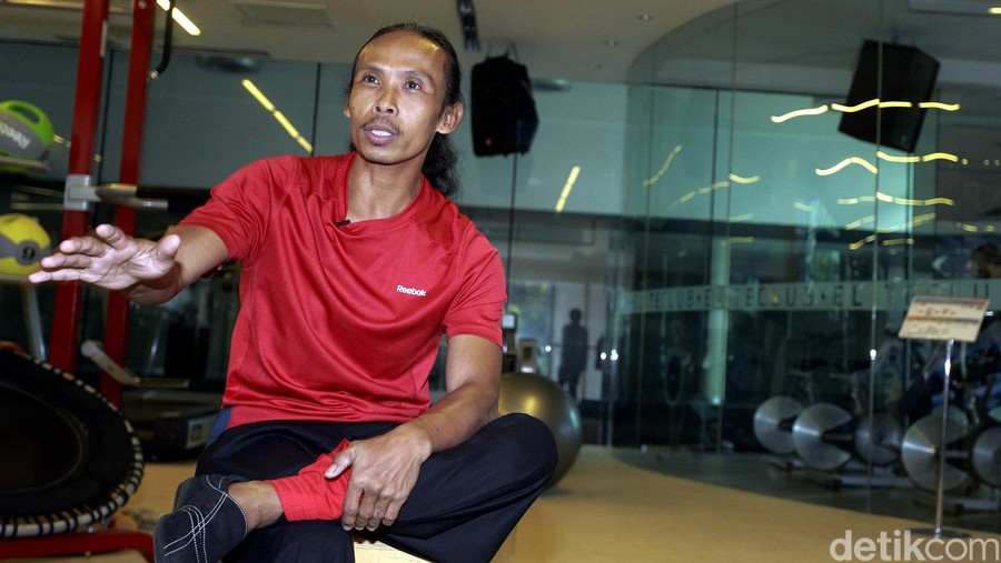 Yayan Ruhian lahir di Tasikmalaya, Jawa Barat, 19 Oktober 1968, berumur 47 tahun adalah pesilat dan aktor yang berasal dari Indonesia dan tinggal di Indonesia.