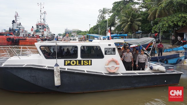 Mobil pengawal bersiaga di Dermaga Wijayapura, pelabuhan penyerbangan menuju Pulau Nusakambangan. Sebelumnya 17 ambulans diseberangkan ke Nusakambangan.