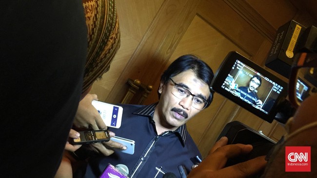 Adhyaksa Dault menyatakan siap meramaikan bursa calon gubernur DKI Jakarta 2017 jika Ridwan Kamil juga maju dengan elektabilitas berada di bawahnya.