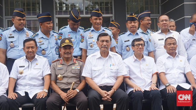 Kapolri Jenderal Badrodin Haiti berumur 58 tahun saat 24 Juli nanti, usia pensiun maksimum anggota polisi sesuai undang-undang.