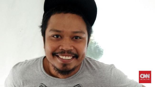 “Kirain acara perusahaan otomotif biasa saja, enggak tahunya acara jelang Valentine,” keluh Is, sang vokalis merangkap gitaris Payung Teduh.