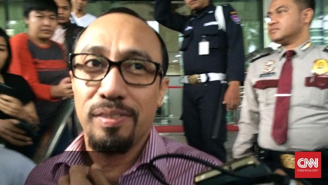 Ditahan KPK, Andi Taufan Ucap Terima Kasih ke Bendum PAN Andi memilih bungkam terkait dugaan keterlibatan pimpinan dan anggota Komisi V DPR, serta politisi PAN dalam kasus suap pengadaan proyek di Kementerian PUPR.