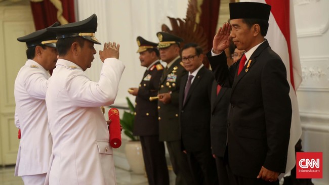 Jokowi menilai sudah seharusnya pemerintah daerah juga memberlakukan pemangkasan terhadap beberapa aturan (deregulasi) seperti yang dilakukan pemerintah pusat.