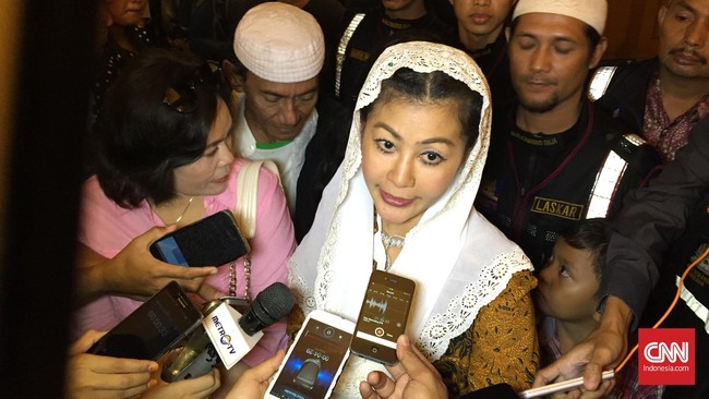 "Kalau terjadi apa-apa sama dia (Ahok), nanti saya tidak ada saingan terberat lagi (dalam Pilkada DKI). Semoga masyarakat mendoakan Pak Ahok," ujar Hasnaeni.