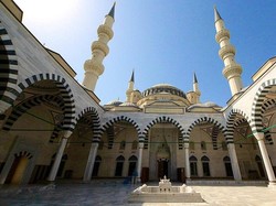 Cerita di Balik Banyaknya Bangunan dari Marmer Putih di Kota Ashgabat
