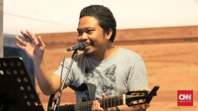 Is vokalis Payung Teduh akan hengkang per Januari mendatang. Meski begitu, keduanya masih akan tetap bermusik, meski dengan jalan masing-masing.
