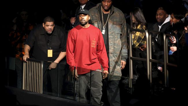 Begitu Kanye West mengumumkan siap menjual koleksi fesyen miliknya di 21 toko di seluruh dunia, antrean pun mengular di beberapa tempat.