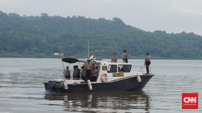Ali Azhar, yang divonis tujuh tahun penjara karena menyembunyikan informasi pelatihan militer di Aceh, bebas setelah menerima remisi hari raya Idul Fitri.