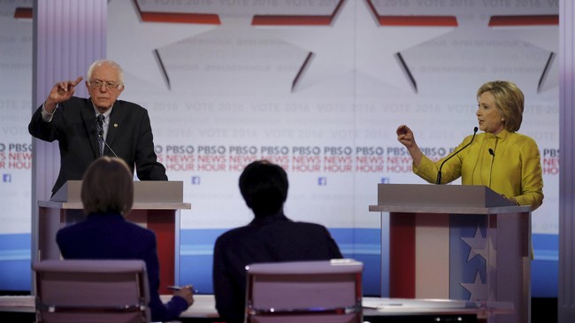 Hillary Clinton membela Presiden Barack Obama dari Bernie Sanders dalam debat kandidat calon presiden dari Partai Demokrat, Kamis (11/2).