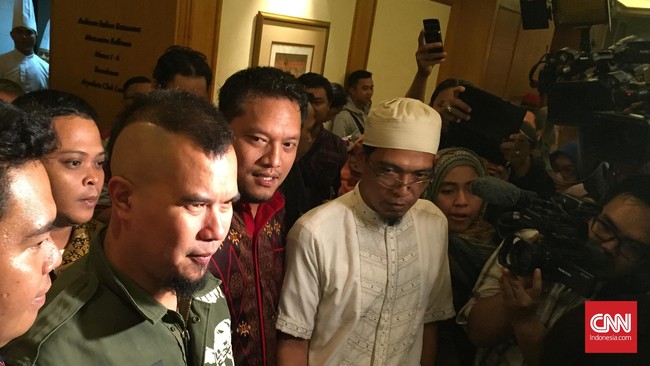 Nama-nama lain yang masuk di luar lima besar di antaranya Adyaksa Dault, Abraham Lunggana, dan Desy Ratnasari.
